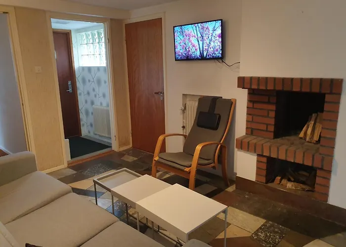 Cozy In 50s 10 Min Tram Ride To Apartment