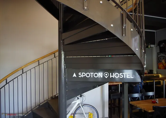 Hostel Spoton & Sportsbar *