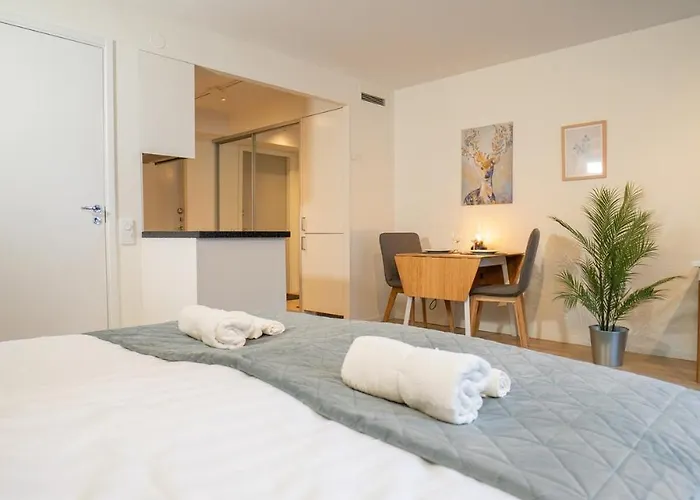 Calm Linne With Feel, Steps From Haga Apartment