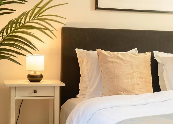 Earth-toned Studio, Near Haga & Jaerntorget Apartman