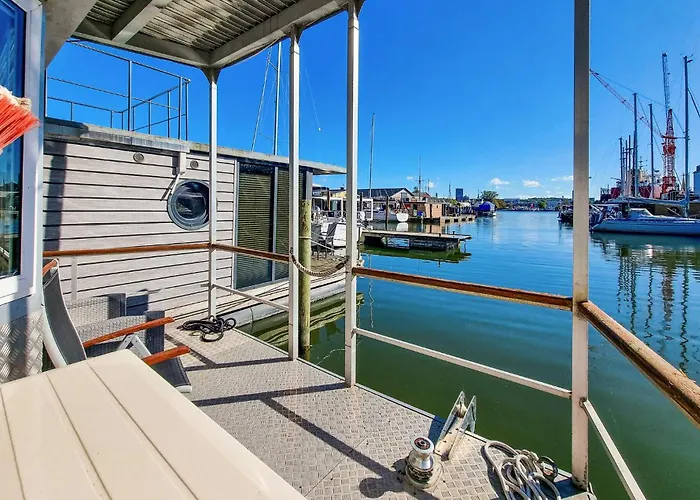 Tekne Ship In With Sauna