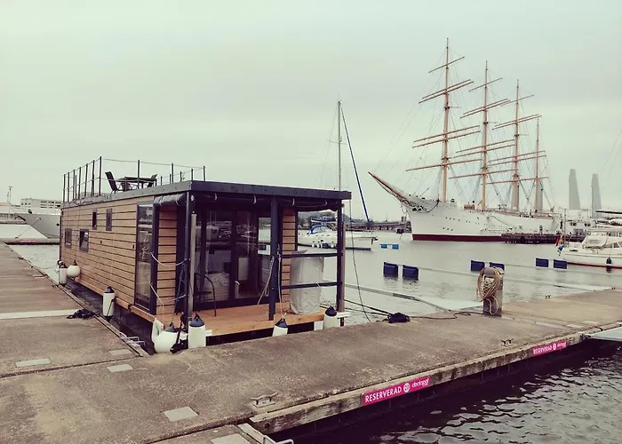 Botel Floating Downtown *