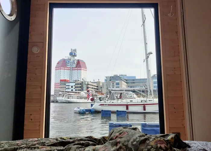 Botel Floating Downtown *