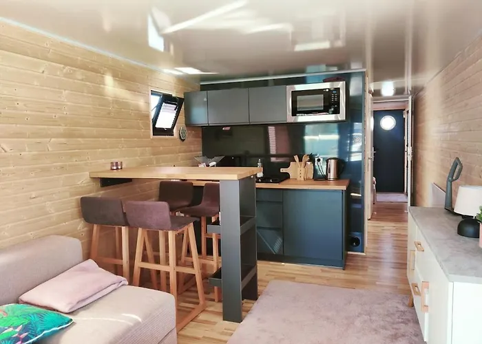 Botel Floating Downtown *