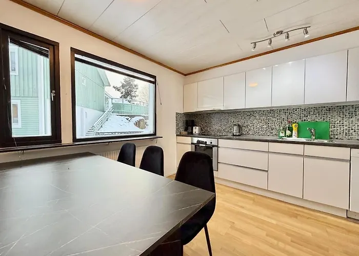 Workers Premium - 5 Bedroom - 10 Beds - Parking *