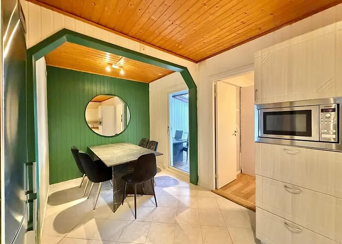 Holiday home Workers House - 4 Bedroom - 7 Beds - Near Volvo - Desks Gothenburg