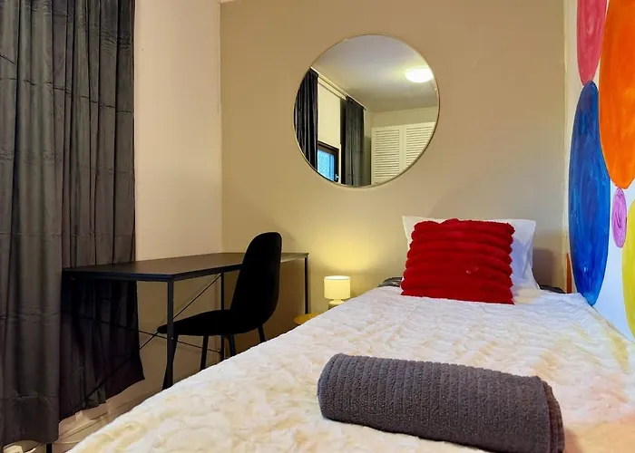 Workers House - 4 Bedroom - 7 Beds - Near Volvo - Desks * Gothenburg