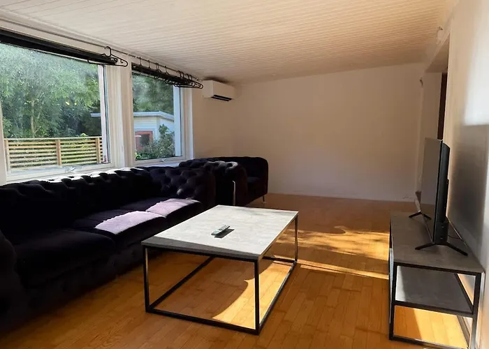 Workers - 5 Bedroom - 2 Bath - Volvo - Parking