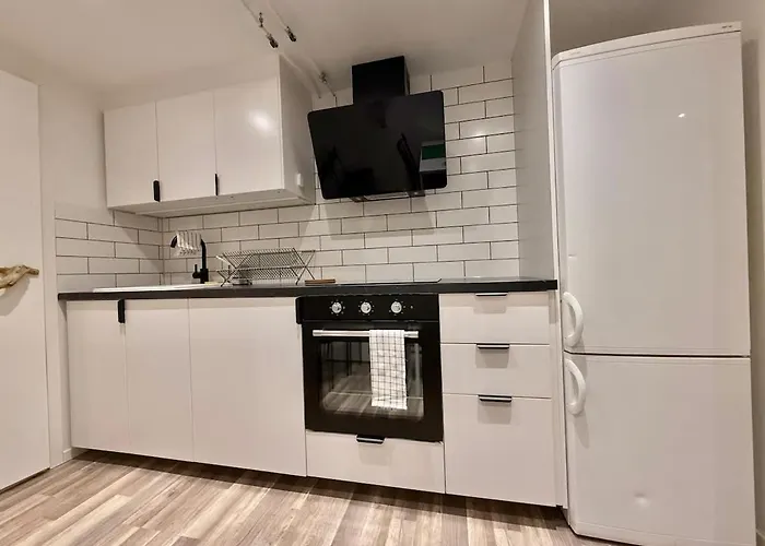 Workers Basement - 3 Bedroom - 6 Beds - 2 Baths - Parking - Volvo Дом отдыха *