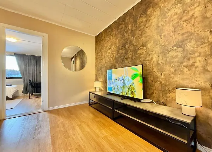 Workers House - 4 Bedroom - 7 Beds - Near Volvo - Desks * Gothenburg