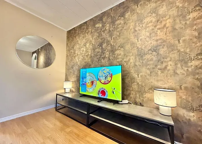 Workers House - 4 Bedroom - 7 Beds - Near Volvo - Desks * Gothenburg