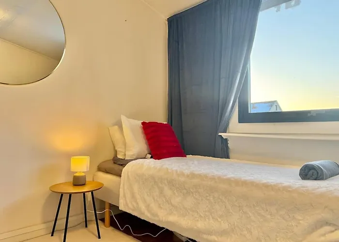 Holiday home Workers House - 4 Bedroom - 7 Beds - Near Volvo - Desks *