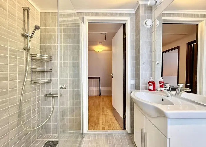 Workers Premium - 5 Bedroom - 10 Beds - Parking