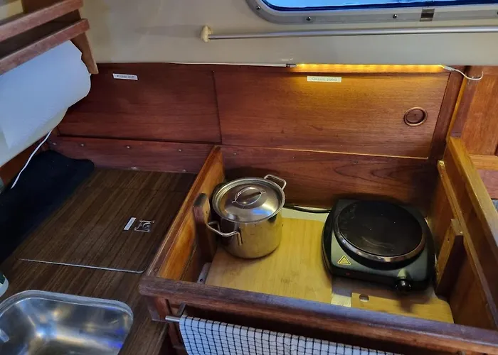 Cozy Sailboat In 보트호텔