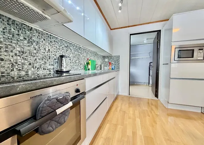 Workers Premium - 5 Bedroom - 10 Beds - Parking *