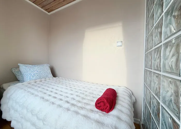 Workers - 4br - 8 Beds - 2 Kitchens - Volvo Goteborg