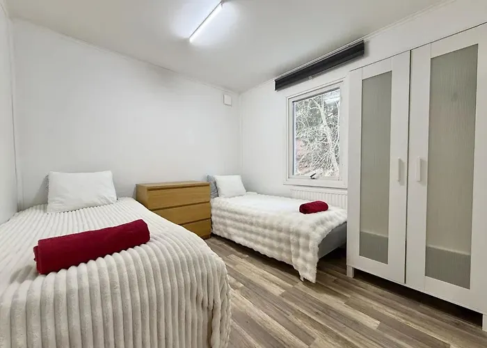 Workers - Free Parking - 3 Kitchens - Volvo Goteborg