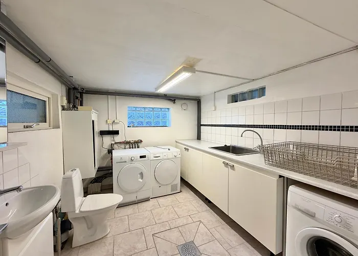 Workers - 4br - 8 Beds - 2 Kitchens - Volvo