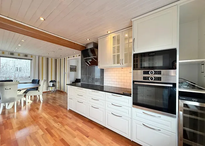 Workers - 4br - 8 Beds - 2 Kitchens - Volvo